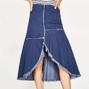 NWOT Zara Denim Frayed Slit Midi Skirt Siz…